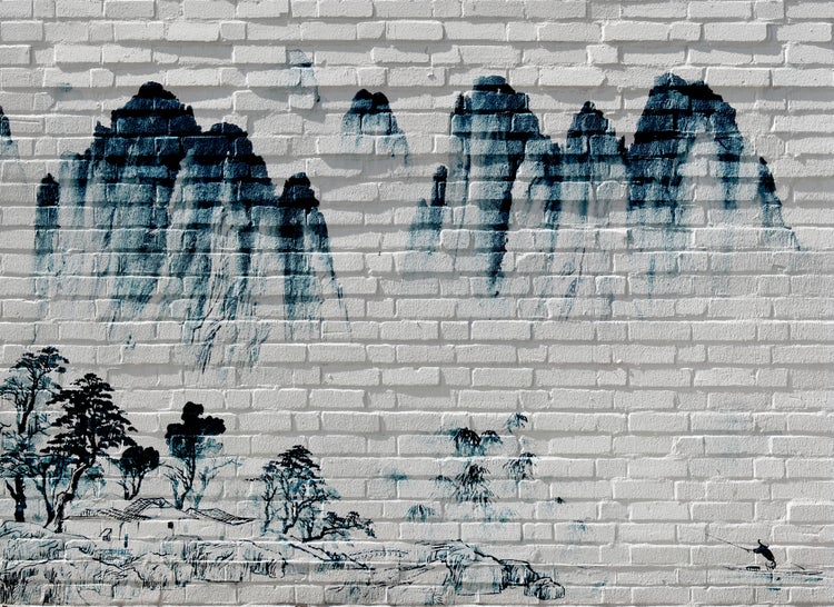 Fototapete mit Landschaftsmalerei im asiatischen Stil auf einer Ziegelwand, mit Bergen, Bäumen, Häusern und einem Fischer im Boot.