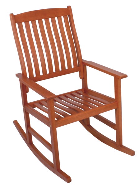 Brauner Schaukelstuhl aus Holz mit Armlehnen und Latten-Design für den Garten.