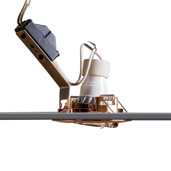 Einbaustrahler mit Fassung, Verkabelung und Anschlussbox für die Deckenmontage.