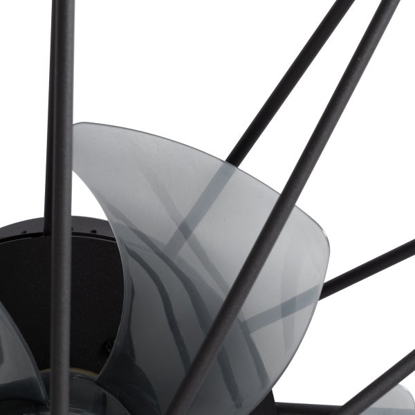 Nahaufnahme eines Ventilators mit halbtransparenten Flügeln und einem schwarzen Metallschutzgitter.