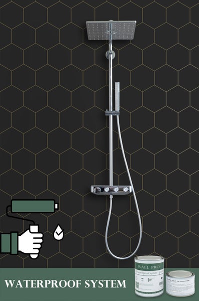 Duschsystem vor schwarzem sechseckigem Fliesenmuster mit wasserdichtem System im Vordergrund