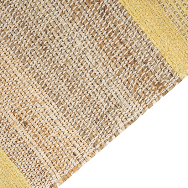 Detailaufnahme eines gewebten Teppichs aus Naturfasern mit diagonalem Muster und gelben Akzenten.