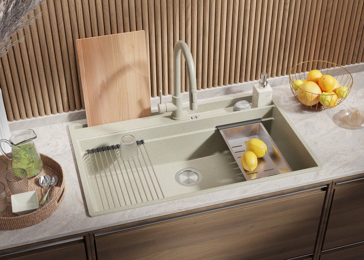 Küchenspüle mit Armatur, Abtropffläche und Schneidebrett auf einer Küchentheke