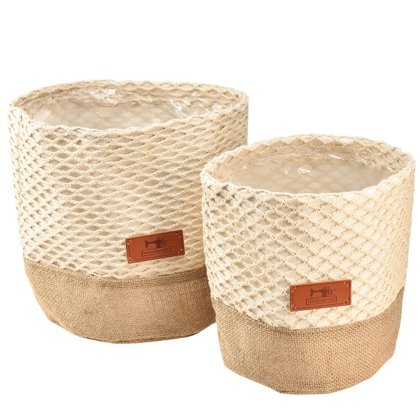 Zwei Blumentöpfe mit Jutestreifen und Makramee-Optik