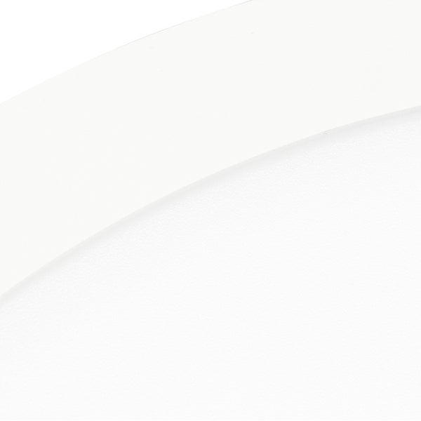 Detail einer runden weißen LED-Deckenleuchte mit flachem Rahmen und glatter Abdeckung.