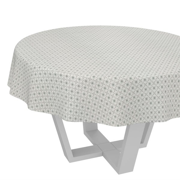 Runde Tischdecke mit geometrischem Fliesenmuster und kleinen Blütenmotiven.