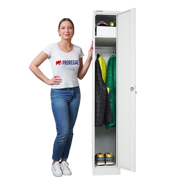 Schmaler weißer Garderobenschrank aus Metall von ProRegal mit offener Tür, Kleiderstange und Ablagefach, neben einer Frau zur Darstellung der Größe.
