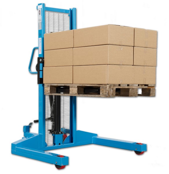 Manueller Hochhubwagen aus blauem Stahl mit angehobener Europalette und Kartons.