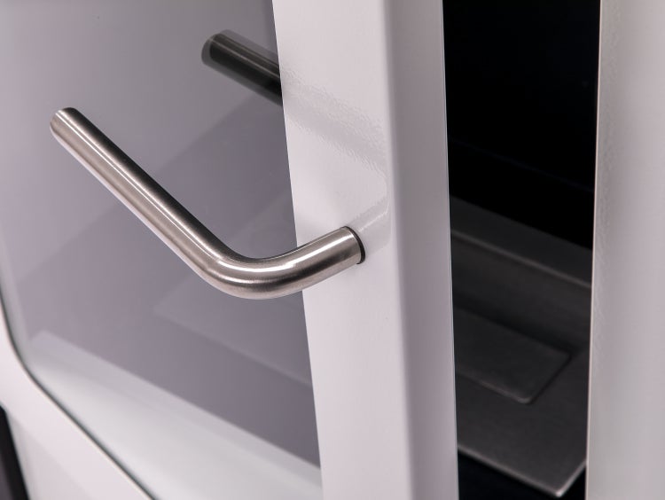 Detailaufnahme einer Tür mit Metallgriff