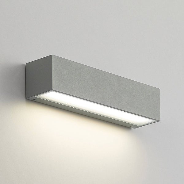 Eckige Wandleuchte aus Metall in Grau mit Lichtaustritt nach unten.