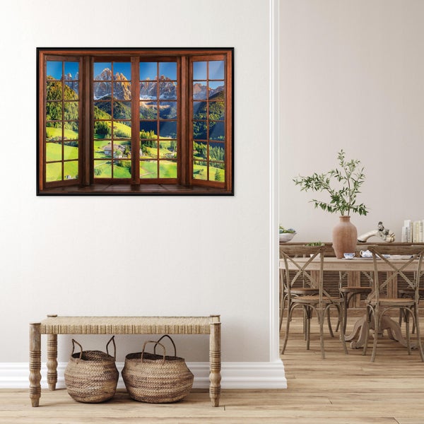 Wandbild mit Fensterrahmen-Optik zeigt alpine Berglandschaft, montiert in einem hellen, rustikal eingerichteten Raum mit Sitzbank und Essbereich.