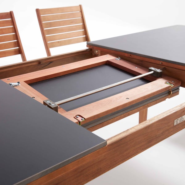 Ausziehbarer Gartentisch mit anthrazitfarbener Tischplatte und Gestell aus Holz.