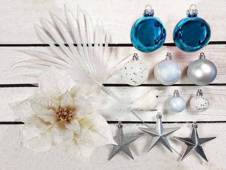 Weihnachtsbaumschmuck Set mit Glaskugeln, Sternen, Kunstblume und Deko Vögel für eine festliche Weihnachtsdekoration.