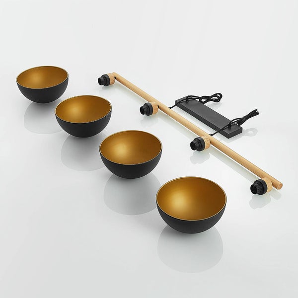 Pendelleuchte mit vier Lampenschirmen und hölzerner Aufhängung