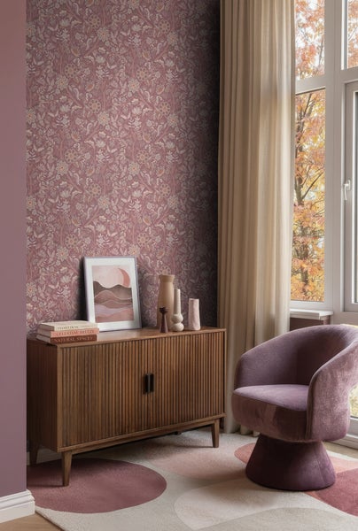 Modernes Wohnzimmer mit floraler Vliestapete, Holz-Sideboard und lila Samtsessel in gemütlicher Atmosphäre.
