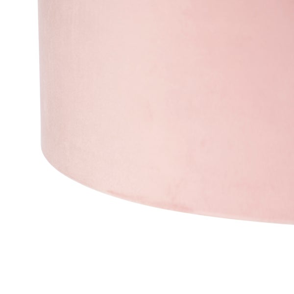 Detailaufnahme eines rosa Lampenschirms aus Samt.