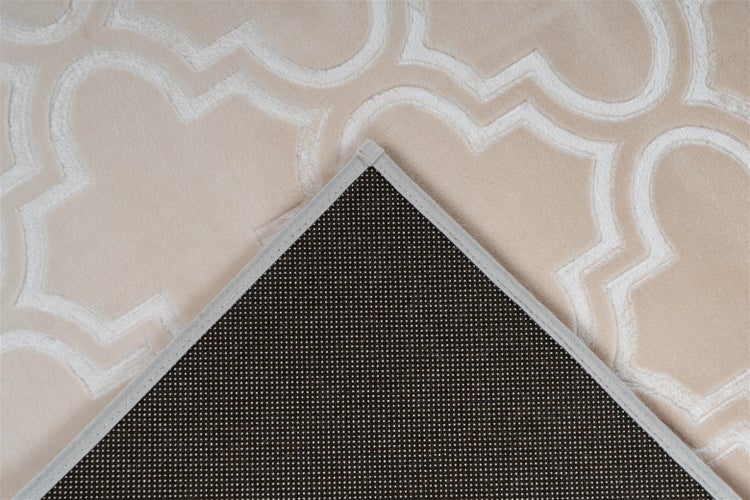 Rechteckiger Teppich mit geometrischem Ornament-Muster in hellem Beige und Creme.