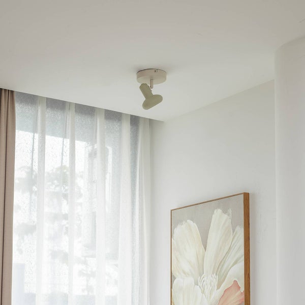 Deckenleuchte im Raum mit Vorhängen und einem Gemälde