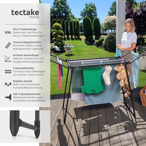 Wäscheständer mit Wäsche im Garten