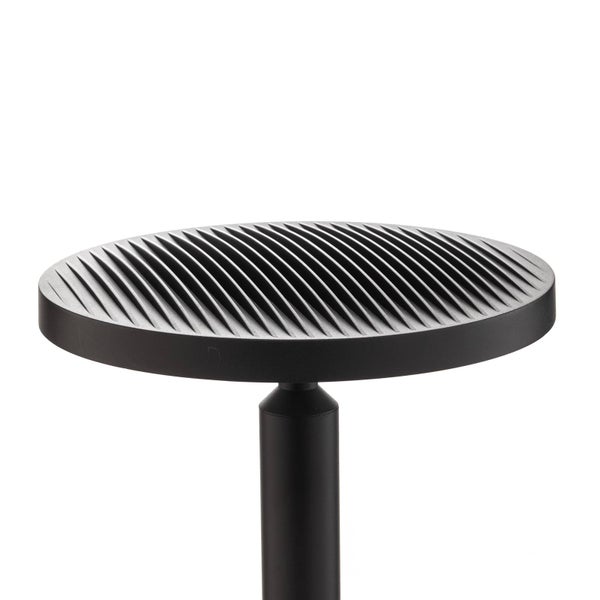 Schwarzer Lampenkopf einer Außenleuchte mit gerillter runder Oberseite auf einem zylindrischen Rohr.