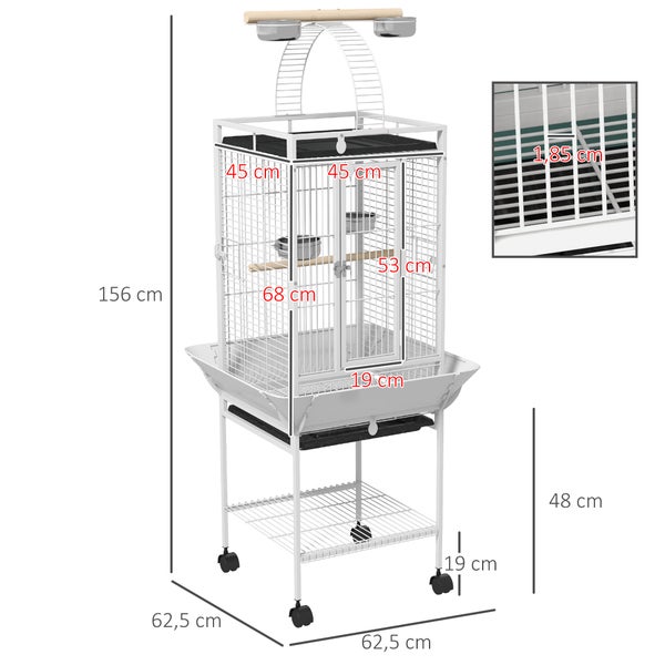 Weißer Vogelkäfig auf Rollen mit Standfuß: Höhe 156 Zentimeter, Breite 62,5 Zentimeter, Gitterabstand 1,85 Zentimeter.