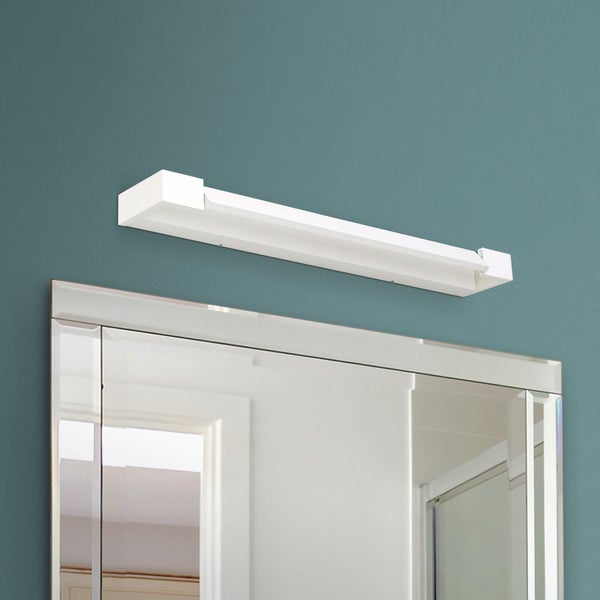 Moderne LED Spiegelleuchte in länglicher Form zur Wandmontage über einem Badezimmerspiegel