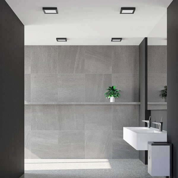 Moderne LED Deckenleuchten in Schwarz im Badezimmer mit grauen Wandfliesen, weißem Waschtisch und grüner Pflanze auf einer Ablage.