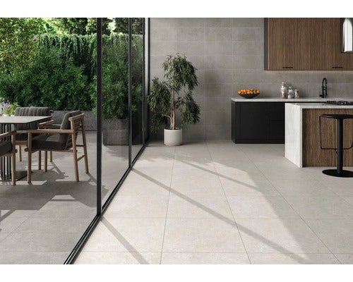 Heller Raum mit Fliesenboden, Küchentheke und Sitzbereich im Freien