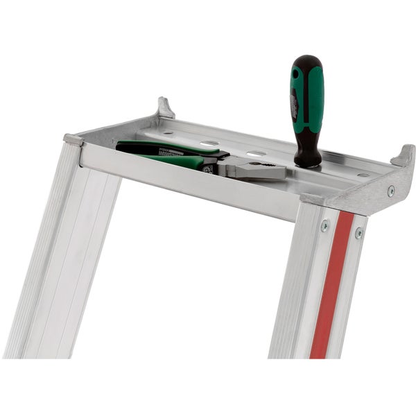 Detailansicht einer Arbeitsbühne mit Werkzeug