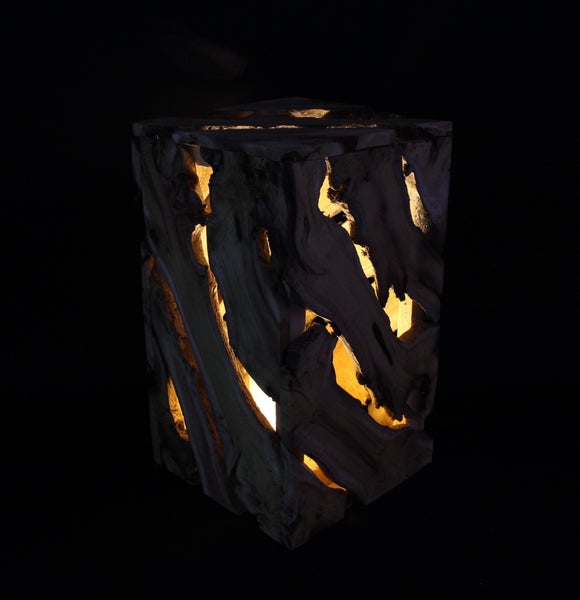 Dekorative Tischleuchte aus Holz mit warmem Lichtschein.