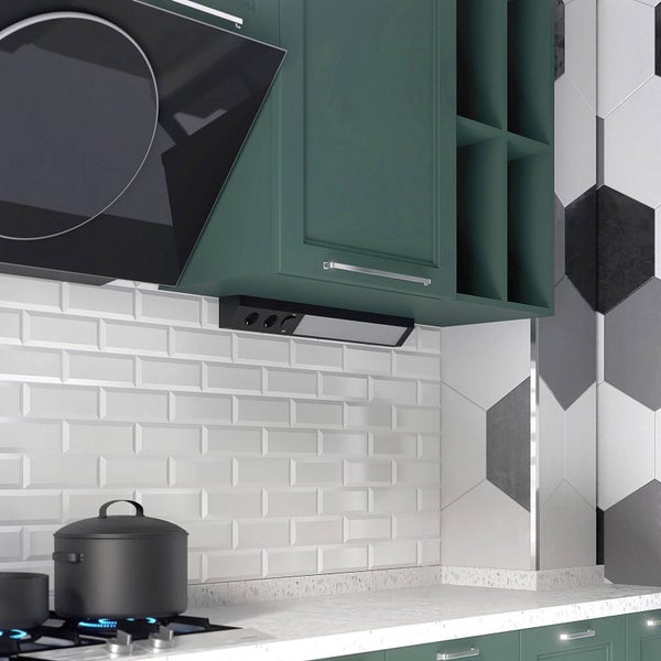 Moderne Küche mit dunkelgrünen Schränken, schwarzen Dunstabzugshauben, weißen Metro-Fliesen und Akzentwand mit grauen und weißen hexagonalen Fliesen.