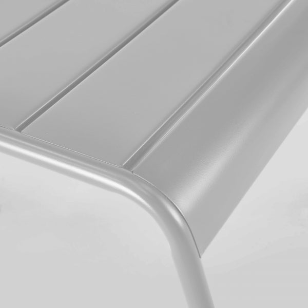 Nahaufnahme eines grauen Gartenstuhls aus Metall mit einer Sitzfläche aus Lamellen und einem abgerundeten Rahmen.