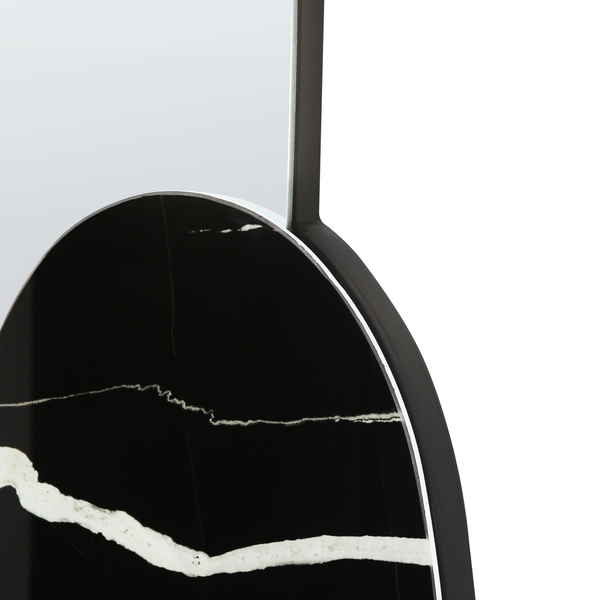 Detailansicht eines Spiegels mit Basis in schwarzer Marmor-Optik und schmalem Metallrahmen.