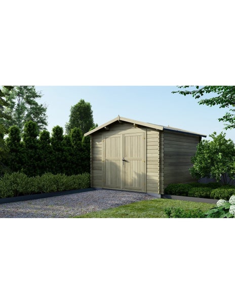 Gartenhaus aus Holz mit Satteldach und Doppeltür, platziert auf einer Kiesfläche in einem Garten mit Hecken.