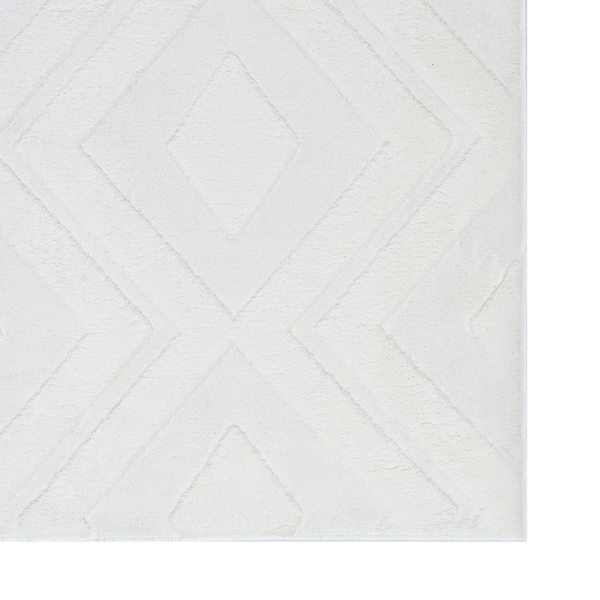 Ein Teppich mit geometrischem Rautenmuster in strukturierter Weboptik