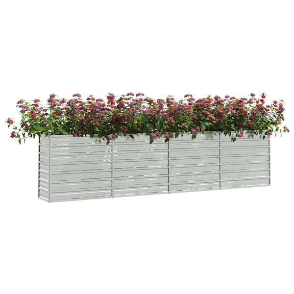Langer rechteckiger Pflanzkübel aus Holz mit horizontalen Latten, bepflanzt mit blühenden Blumensträuchern