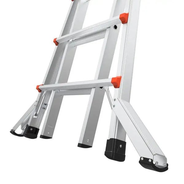 Detailansicht der Basis einer Aluminium-Mehrzweckleiter mit breiten Standfüßen und rutschfesten Gummikappen für einen sicheren Stand.