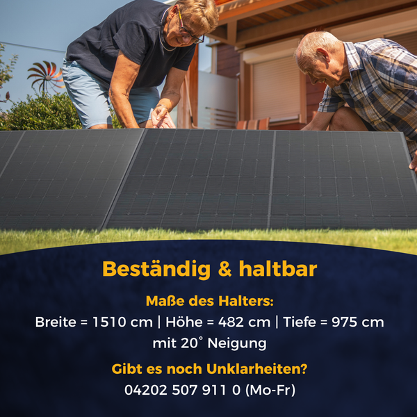 Zwei Personen installieren ein Solarmodul auf einer Wiese. Text im Bild nennt Maße des Halters, 20 Grad Neigung und Kontaktinformationen.
