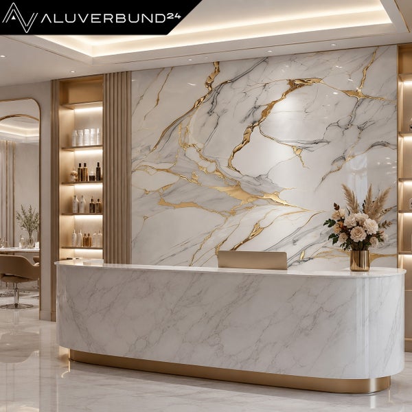 Aluverbund24 Logo. Luxuriöser Empfangsbereich mit Marmor-Optik-Theke und Wandpaneelen mit goldfarbenen Adern. Hell und großzügig gestaltet.