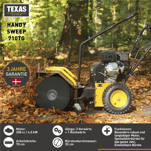 Texas Handy Sweep 710TG Kehrmaschine mit Benzinmotor in einem Waldgebiet beim Kehren von Laub mit technischer Übersicht zu Motor und Arbeitsbreite.