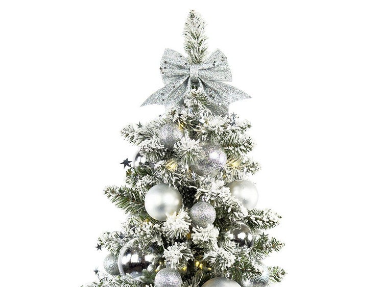 Künstlicher, verschneiter Weihnachtsbaum mit Beleuchtung, glitzernder Schleife und Weihnachtskugeln als Baumschmuck.