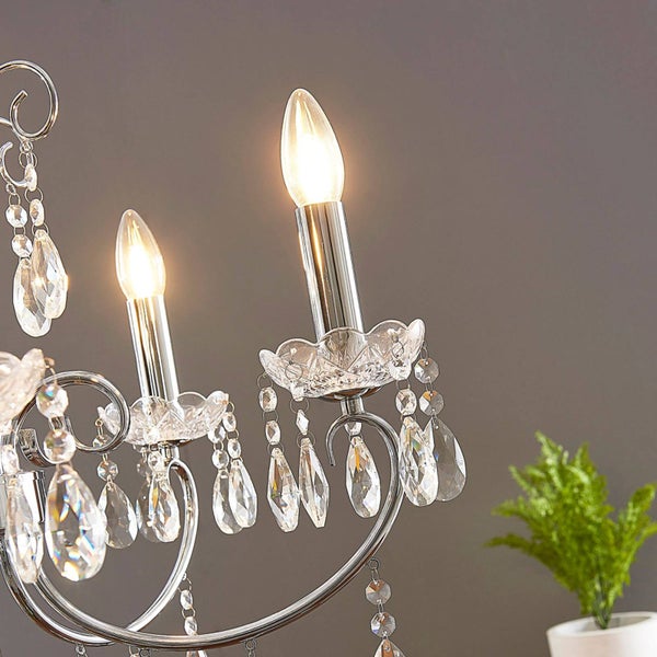 Detailansicht einer Kristallleuchte mit brennenden Glühbirnen