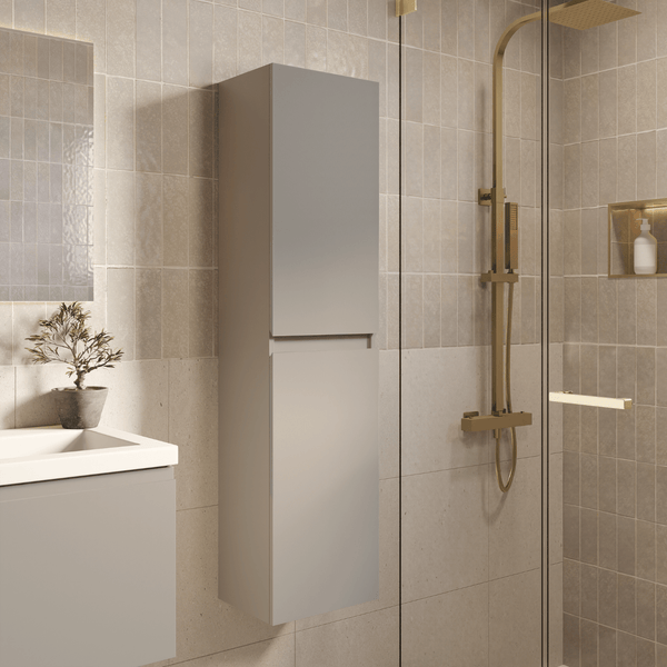 Helles modernes Badezimmer mit hohem Hängeschrank, Waschtisch und Glasdusche mit Messingarmaturen und gefliesten Wänden.