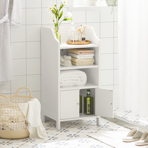 Badezimmer Szene mit einem weißen Badezimmerschrank mit Regalen und einer Tür, gefüllt mit Handtüchern und Pflegeprodukten, neben einem Wäschekorb