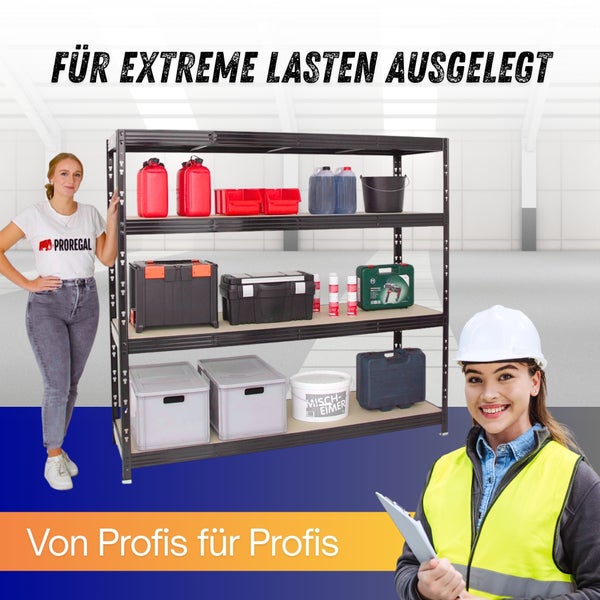 Schwarzes Schwerlastregal aus Metall mit vier Holzböden in einer hellen Werkstatt, beladen mit Werkzeugkoffern und Behältern.