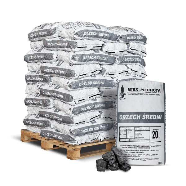 Palette mit 20 Kilogramm Säcken Steinkohle Orzech Sredni von IMEX-PIECHOTA und lose Kohle davor