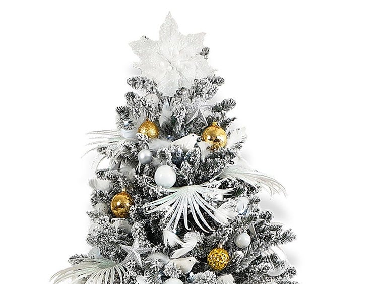 Die Spitze eines künstlichen Weihnachtsbaums mit Schneeoptik, dekoriert mit Weihnachtskugeln, Sternen, Federn und einer großen Weihnachtsbaumspitze.