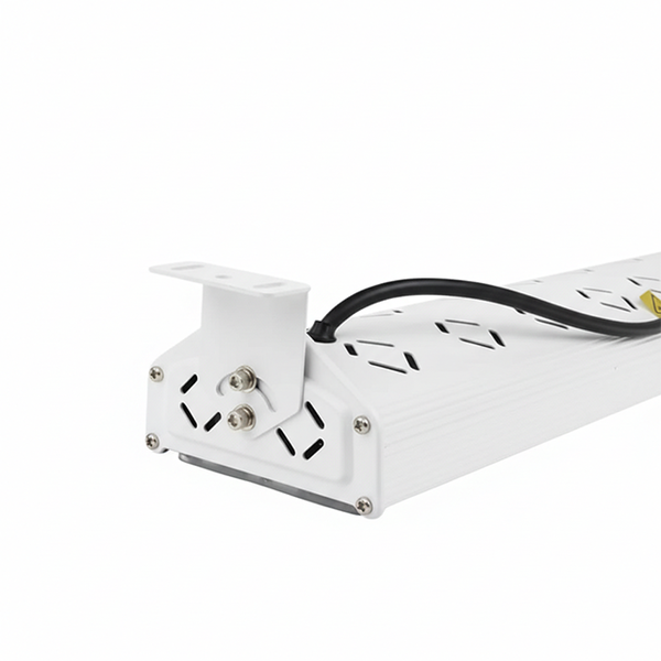 Weißer LED-Strahler aus Metall mit verstellbarem Montagebügel und Belüftungsschlitzen am Gehäuse.