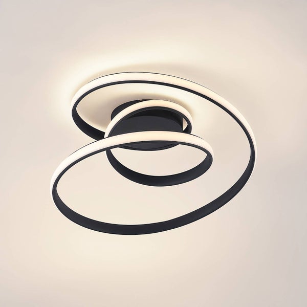 Moderne LED-Deckenleuchte in geschwungenem Ring-Design, Gehäuse in Schwarz, warmweißes Licht.