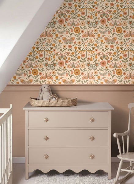 Kinderzimmer mit Kommode, Wandpaneelen und Tapete mit Blumen- und Schmetterlingsmuster